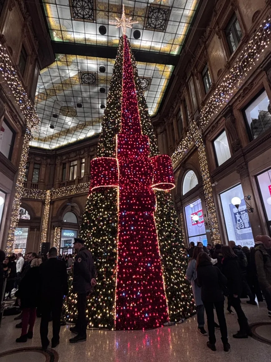 Accensione dell’Albero di Natale alla Galleria Alberto Sordi: folla e coro gospel a Roma