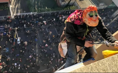 Epifania a Castellanza: sei Befane scendono dal campanile per regalare dolci ai bambini