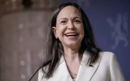 Maria Corina Machado consegna simbolicamente il Nobel per la Pace a Donald Trump