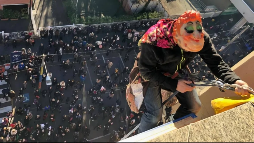 Epifania a Castellanza: sei Befane scendono dal campanile per regalare dolci ai bambini