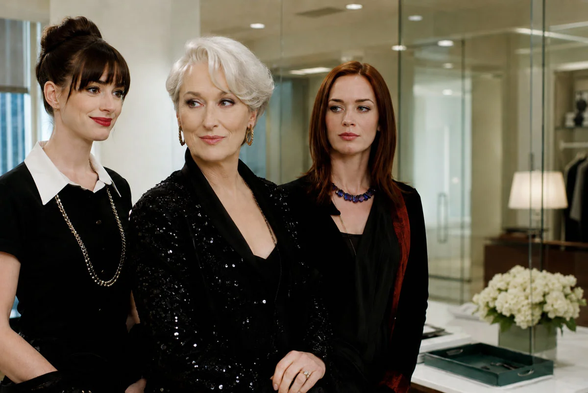 VIDEO / Il Diavolo veste Prada 2, cachet di Streep, Hathaway e Blunt