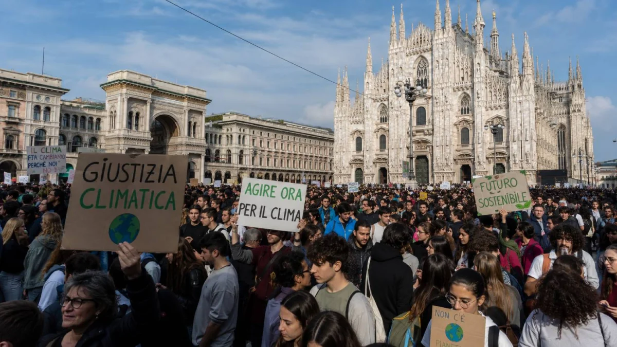 Milano, migliaia di persone in piazza contro il cambiamento climatico