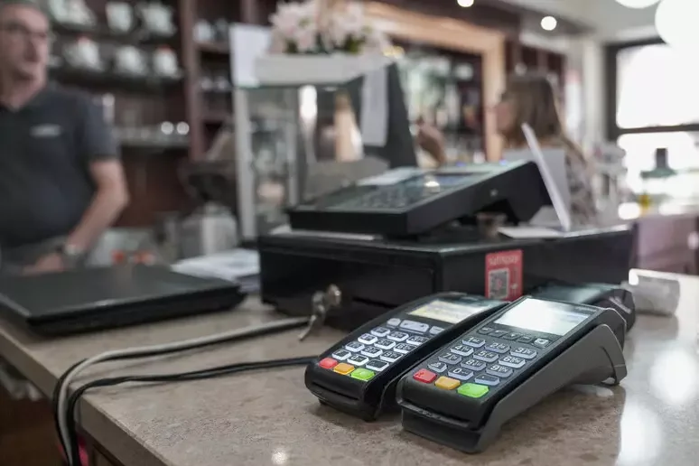 Con la cassa collegata al Pos boom di scontrini, emersi 5,3 miliardi