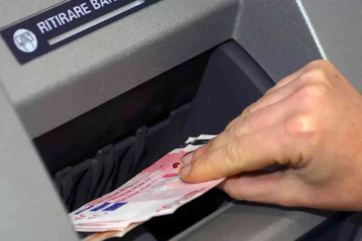 Raggira il cugino disabile e si appropria di 400 mila euro. Denunciata