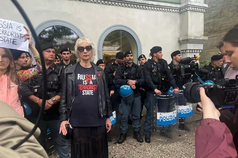 Tensione davanti al Padiglione di Mosca alla Biennale