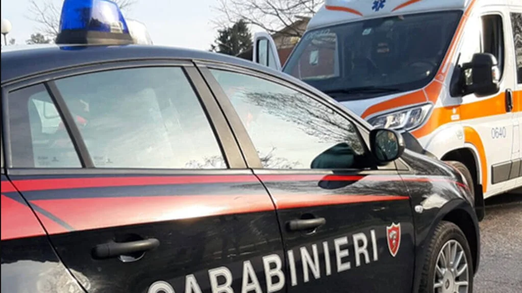 Aggredita a martellate sul pullman, ancora ricercato l’ex compagno: aveva il braccialetto elettronico