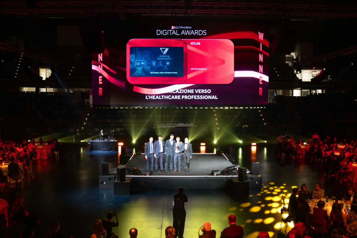 SUPERBELLO trasforma gli AboutPharma Digital Awards 2026 in uno show immer
