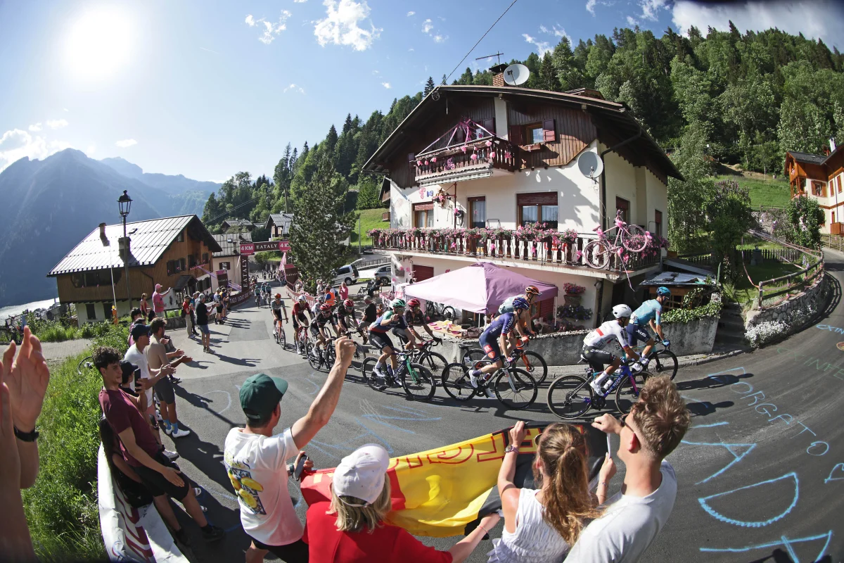 ALLEGHE IN ROSA… COME VINGEGAARD. SPETTACOLO SULLE DOLOMITI BELLUNESI