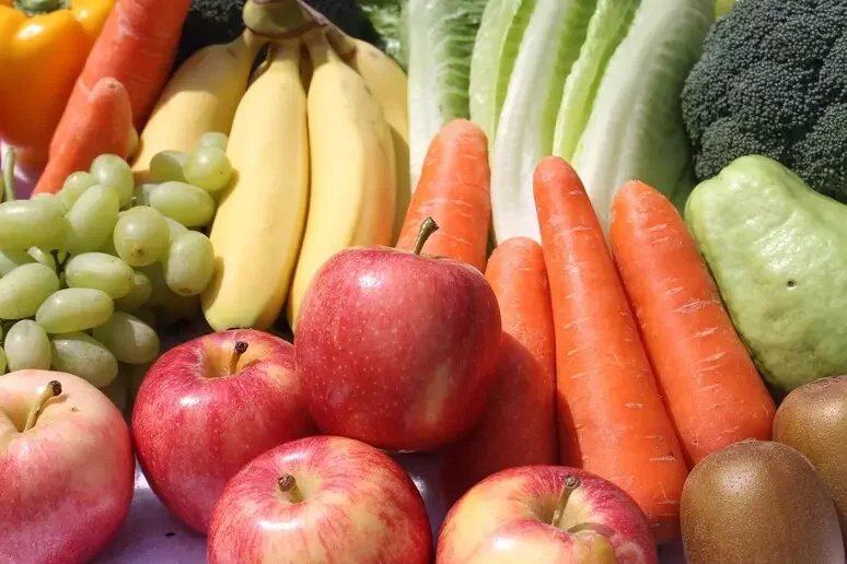 Invecchiamento più sano con dieta ricca di polifenoli dalla frutta al caffè