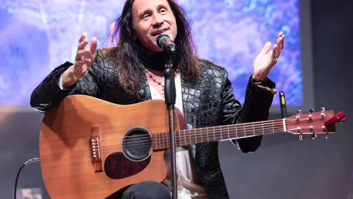 “Mi tappano la bocca”. Povia, nuovo concerto annullato: torna il caso “Luca era gay”