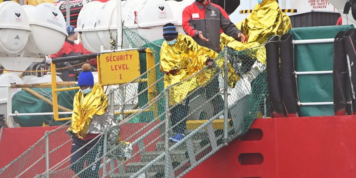 Nelle UE più respingimenti e crollo di presenze irregolari di persone migranti