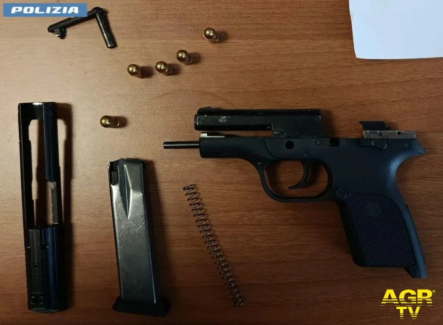 Roma, andava in giro con una pistola nella cintura in un condominio di edilizia popolare al Tufello, bloccato dalla Polizia