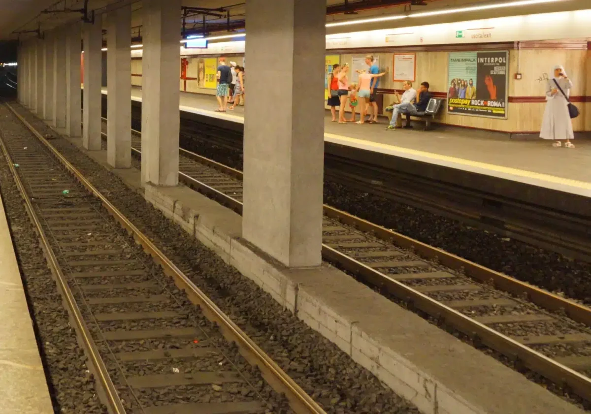 Frenata brusca della metro in centro a Milano, contusi e feriti