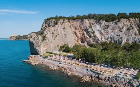 Baia di Sistiana: venerdì 15 maggio riaprono le spiagge del Parco Caravella con prezzi invariati