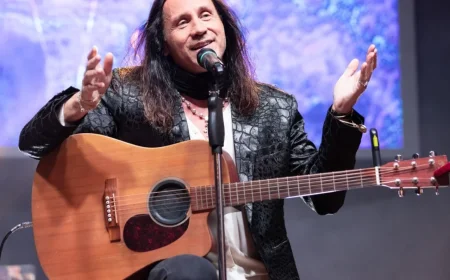 “Mi tappano la bocca”. Povia, nuovo concerto annullato: torna il caso “Luca era gay”