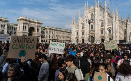 Milano, migliaia di persone in piazza contro il cambiamento climatico