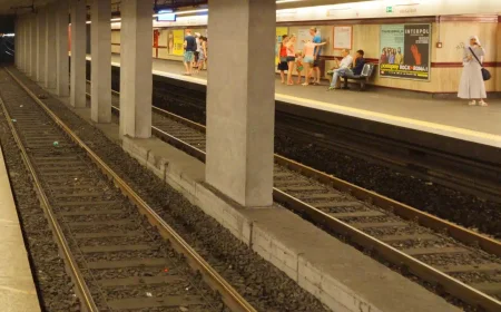 Frenata brusca della metro in centro a Milano, contusi e feriti