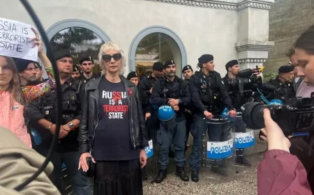 Tensione davanti al Padiglione di Mosca alla Biennale