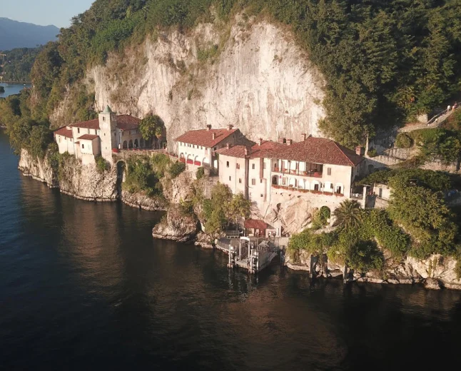 Eremo di Santa Caterina del Sasso: una visita guidata speciale con degustazione del "Brugo", il liquore della Brughiera, nato a Somma Lombardo