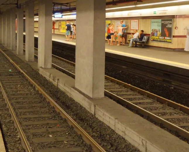 Frenata brusca della metro in centro a Milano, contusi e feriti