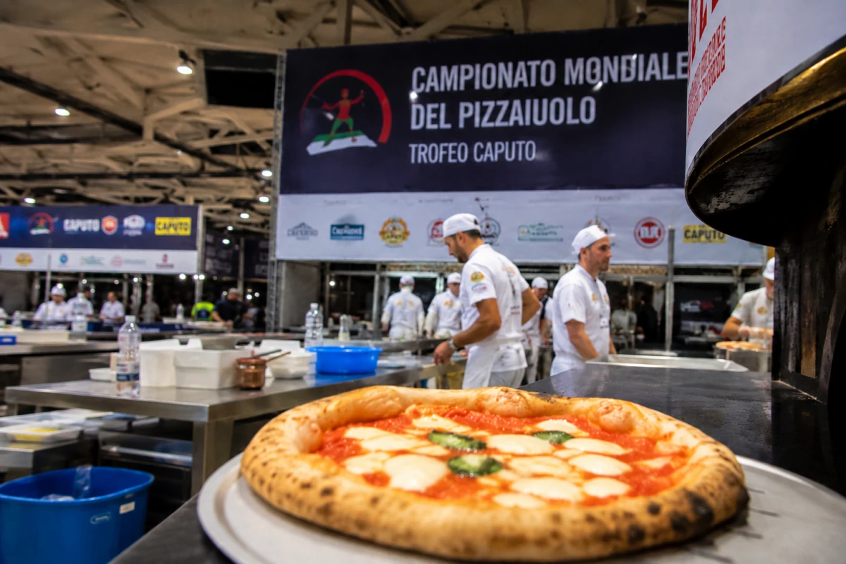 Napoli capitale della pizza: parte il Campionato Mondiale del Pizzaiuolo 2026