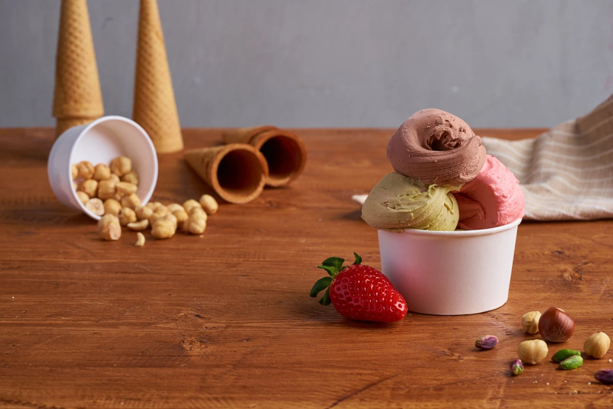 Estate 2026 in gelateria: dai gusti botanici alle esperienze multisensoriali, ecco i nuovi trend del gelato artigianale