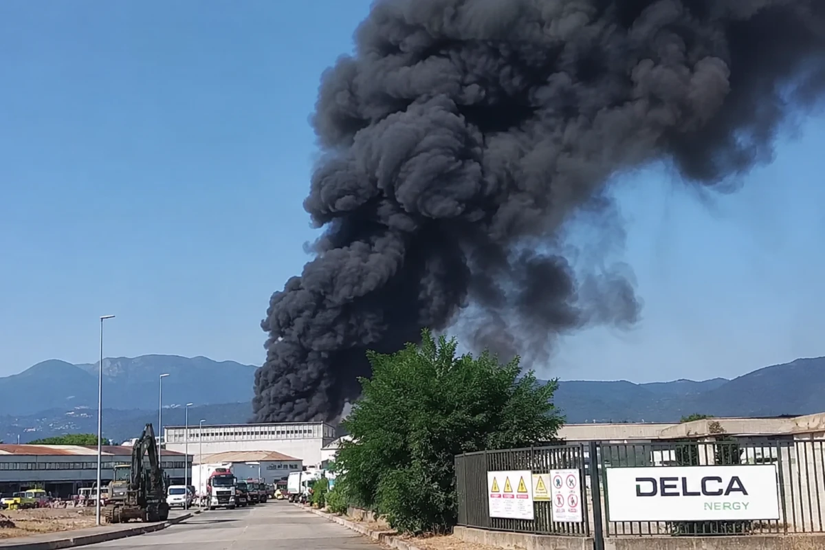 Delca Energy, maxi incendio a Vicopisano: nube nera visibile da chilometri
