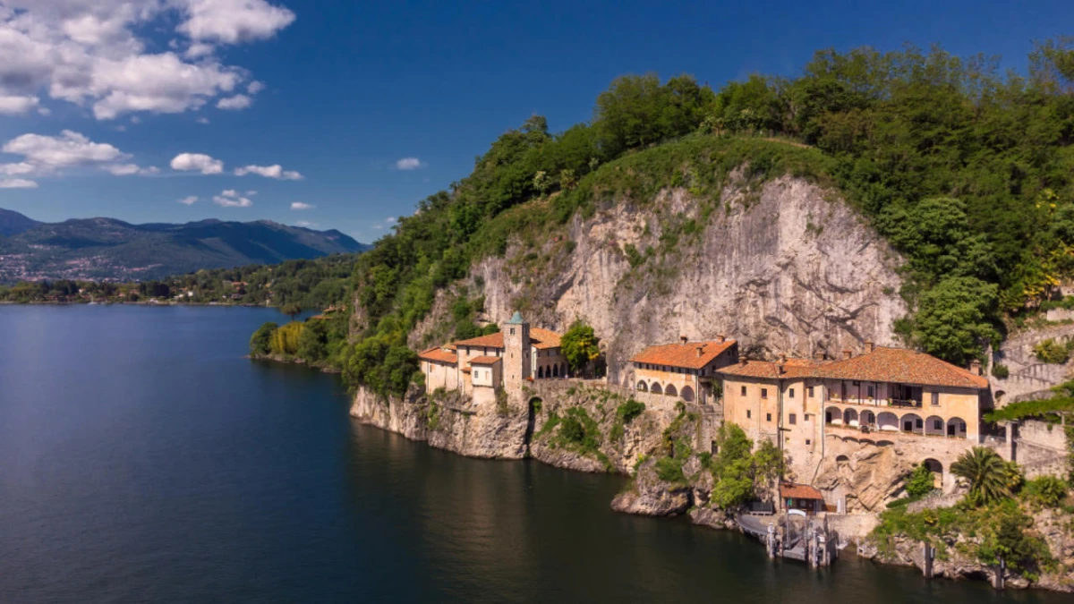 Dal torchio del Settecento ai calici di oggi: all’Eremo di Santa Caterina del Sasso storia e degustazione dei vini del Lago Maggiore il 19 giugno