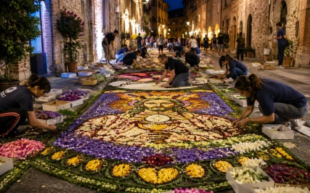 Infiorate di Spello 2026: la Notte dei Fiori racconta il lavoro segreto degli infioratori