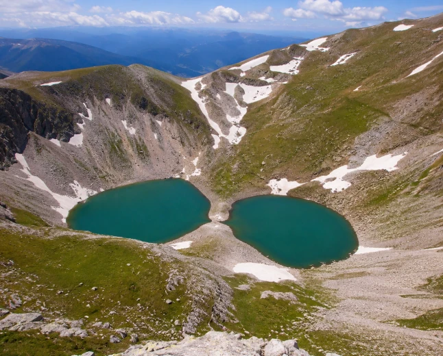 Lago di Pilato, torna la forma a occhiali dopo dieci anni nei Monti Sibillini