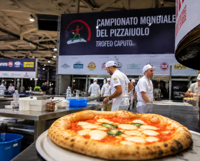 Napoli capitale della pizza: parte il Campionato Mondiale del Pizzaiuolo 2026