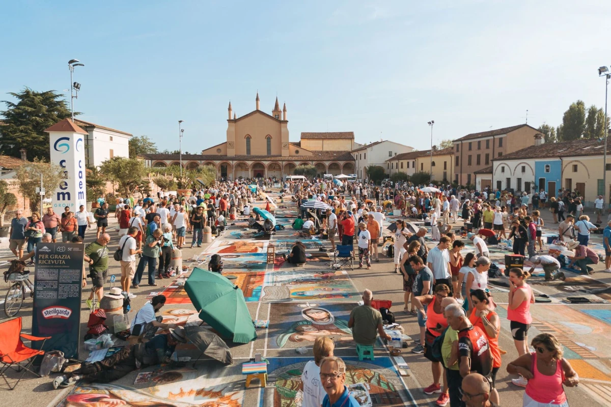 A Grazie la magia dell’arte madonnara raddoppia:  due notti sotto le stelle e un’innovazione tecnica  nel 52° Incontro Nazionale dei Madonnari