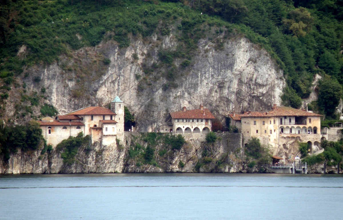 Vivere l’Eremo di Santa Caterina del Sasso al fresco della sera: visita guidata e cena il 16 luglio