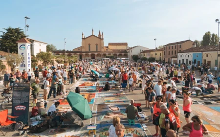 A Grazie la magia dell’arte madonnara raddoppia:  due notti sotto le stelle e un’innovazione tecnica  nel 52° Incontro Nazionale dei Madonnari