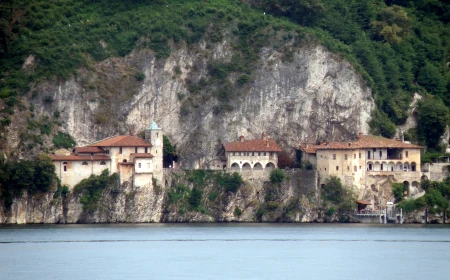 Vivere l’Eremo di Santa Caterina del Sasso al fresco della sera: visita guidata e cena il 16 luglio