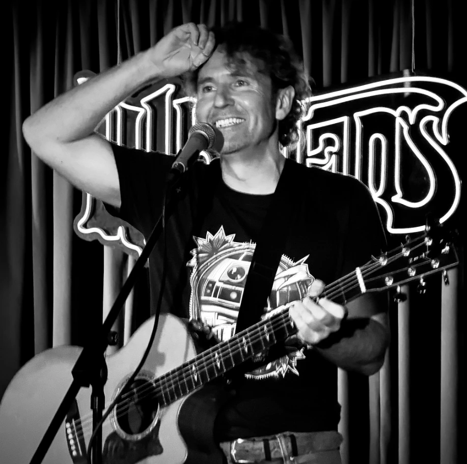 Autenticità senza compromessi: Ronan Furlong tra industria musicale, social media e indipendenza