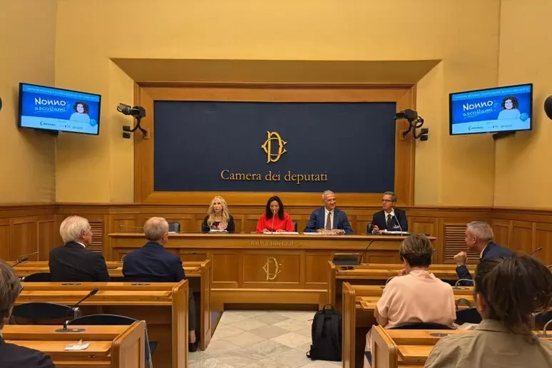 'Nonno ascoltami!', al via la campagna per la salute uditiva nelle piazze italiane