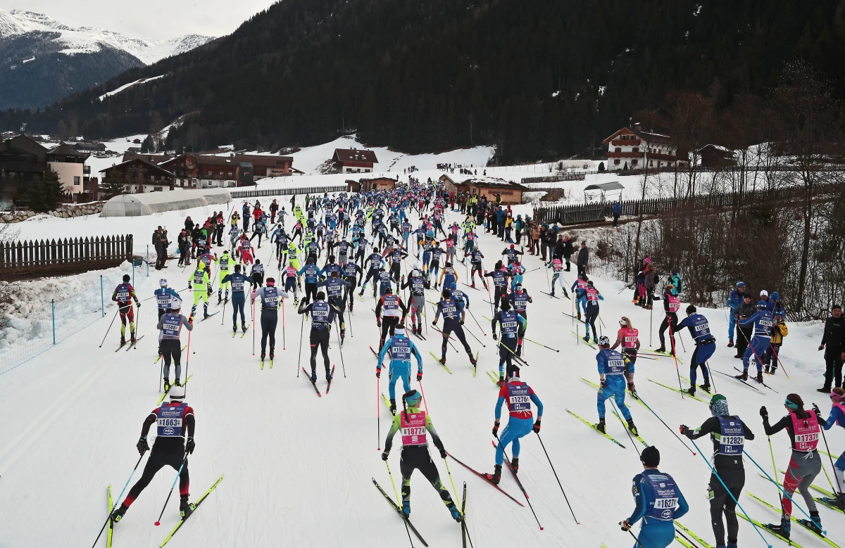 GRANFONDOVALCASIES 2027, GIÀ 24 NAZIONI. LA 43.a CELEBRA IL FINISHER NR. 80.000!