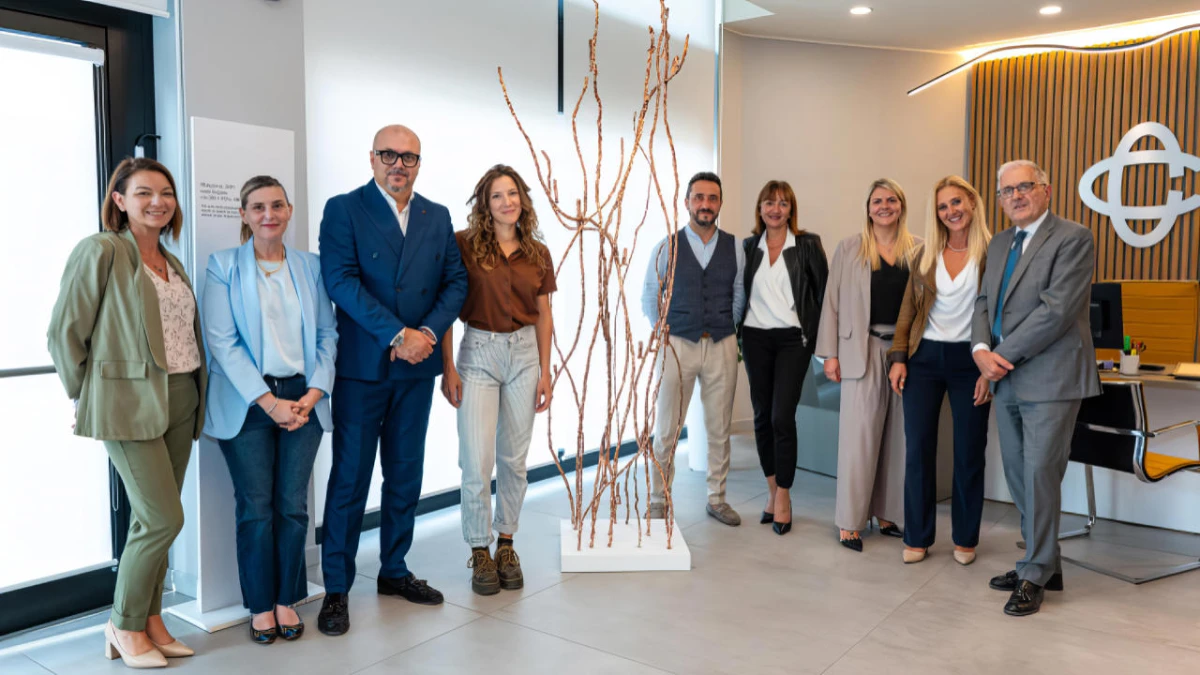 L'arte di Chiara Crepaldi in mostra alla Bcc di Parabiago: tre sculture raccontano il dialogo tra uomo, natura e materia