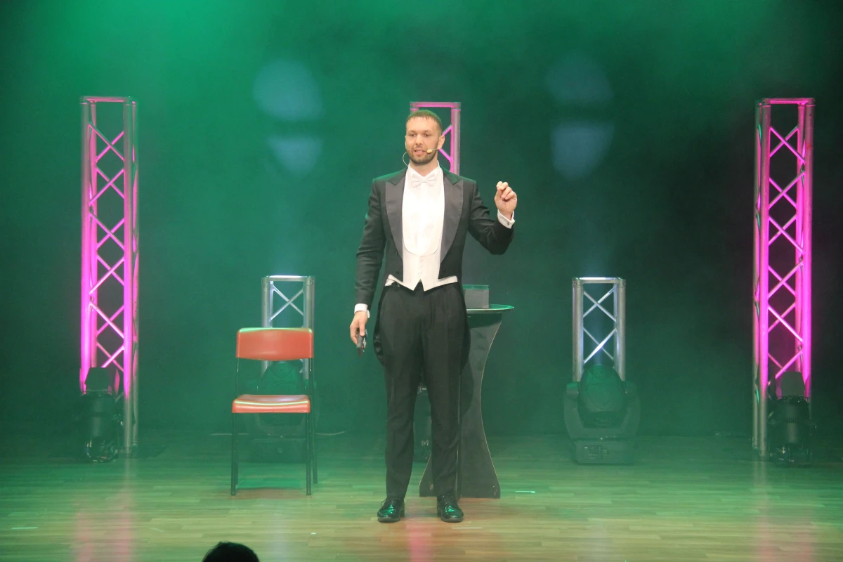 L’antidoto all’IA? L’emozione del teatro. Al Teatro Vittoria arriva "Processo alla magia" con Francesco Frattarelli