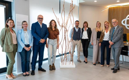 L'arte di Chiara Crepaldi in mostra alla Bcc di Parabiago: tre sculture raccontano il dialogo tra uomo, natura e materia